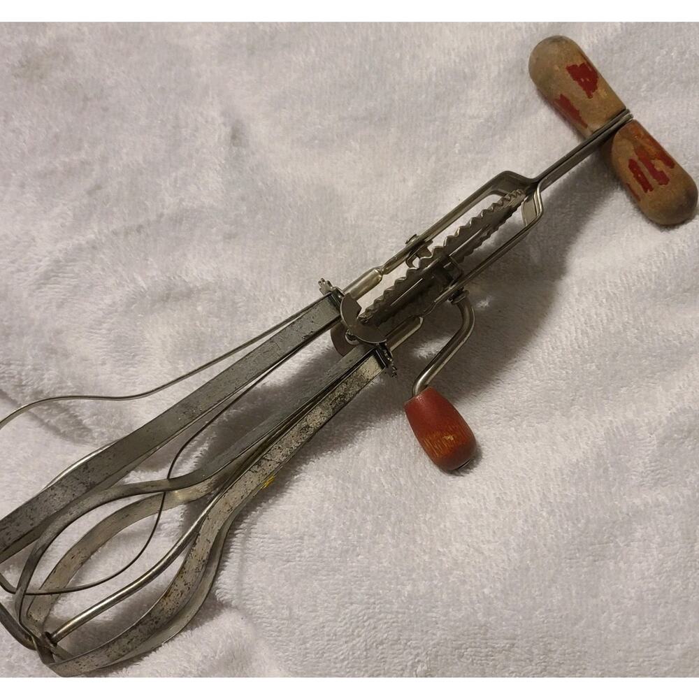 VINTAGE EKCO A&J HIGH SPEED SUPER CENTER DRIVE EGG BEATER HAND MIXER USA